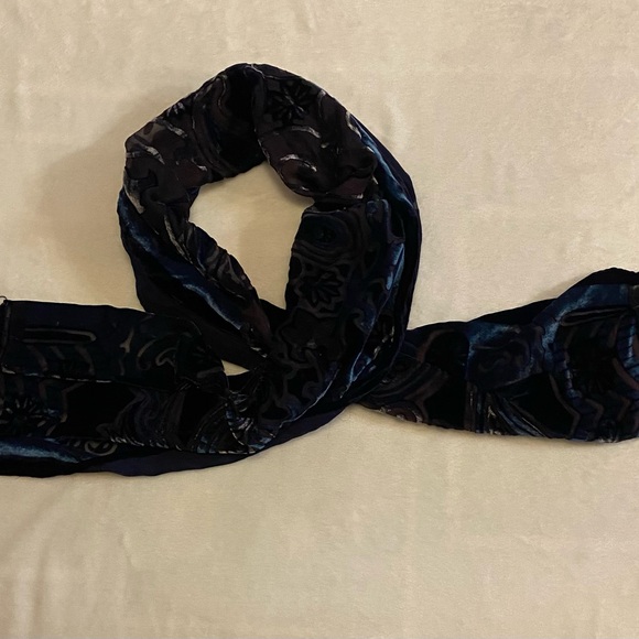 Scarf Velvet Devore Ornate Blue and Black Scarf Fine Silk Viscose Burnt Out NWOT - Picture 4 of 10